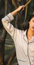 阳光明媚，身着休闲睡衣的吴佳怡户外树上木椅子上慵懒写真美照