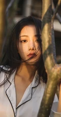 阳光明媚，身着休闲睡衣的吴佳怡户外树上木椅子上慵懒写真美照