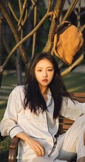 阳光明媚，身着休闲睡衣的吴佳怡户外树上木椅子上慵懒写真美照