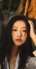 阳光明媚，身着休闲睡衣的吴佳怡户外树上木椅子上慵懒写真美照