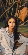 阳光明媚，身着休闲睡衣的吴佳怡户外树上木椅子上慵懒写真美照