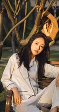 阳光明媚，身着休闲睡衣的吴佳怡户外树上木椅子上慵懒写真美照