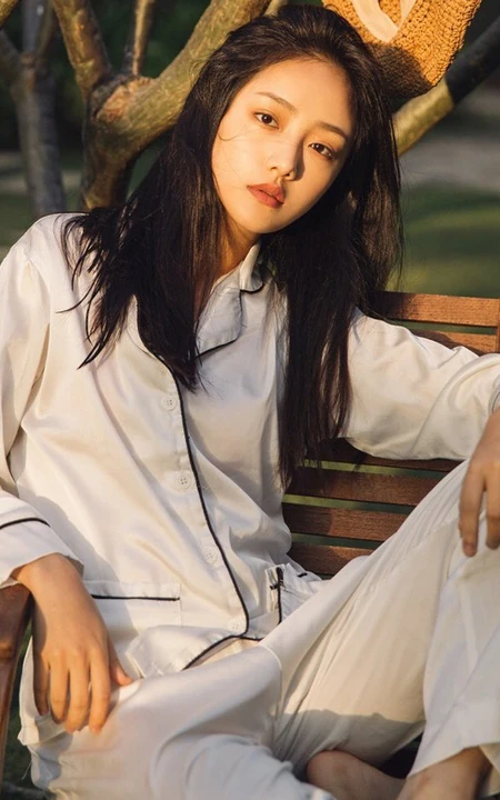 阳光明媚，身着休闲睡衣的吴佳怡户外树上木椅子上慵懒写真美照
