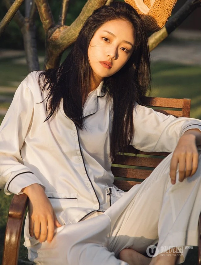 阳光明媚，身着休闲睡衣的吴佳怡户外树上木椅子上慵懒写真美照