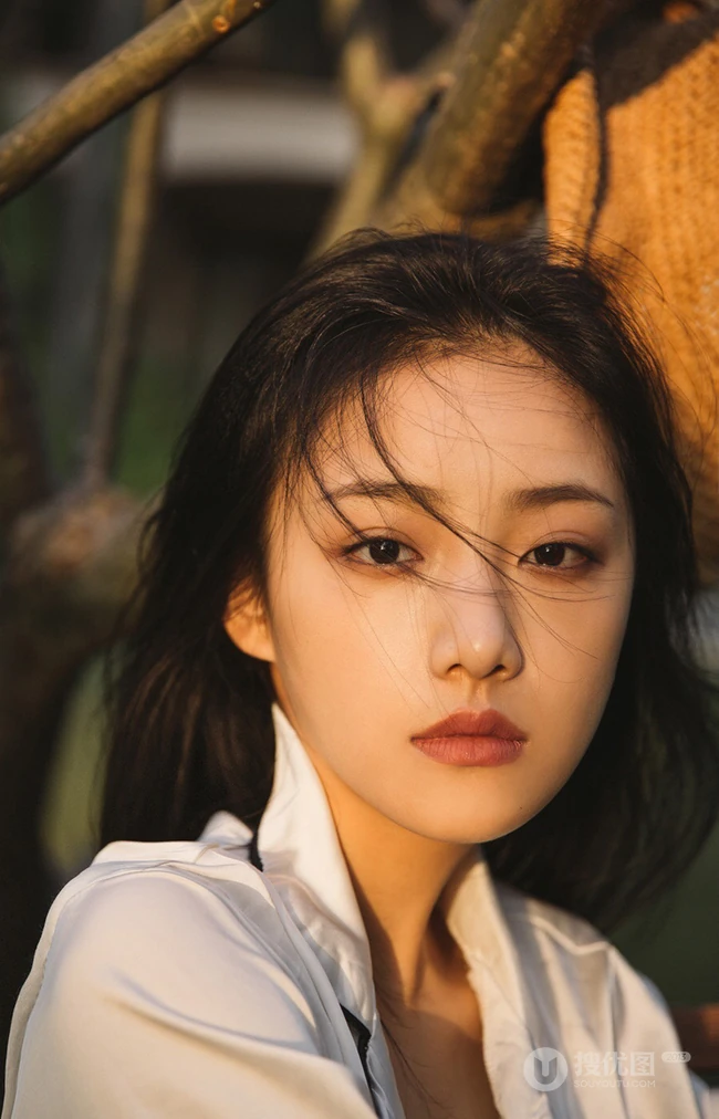 阳光明媚，身着休闲睡衣的吴佳怡户外树上木椅子上慵懒写真美照
