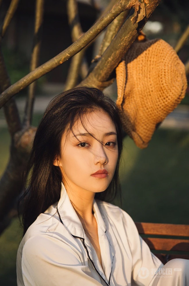阳光明媚，身着休闲睡衣的吴佳怡户外树上木椅子上慵懒写真美照