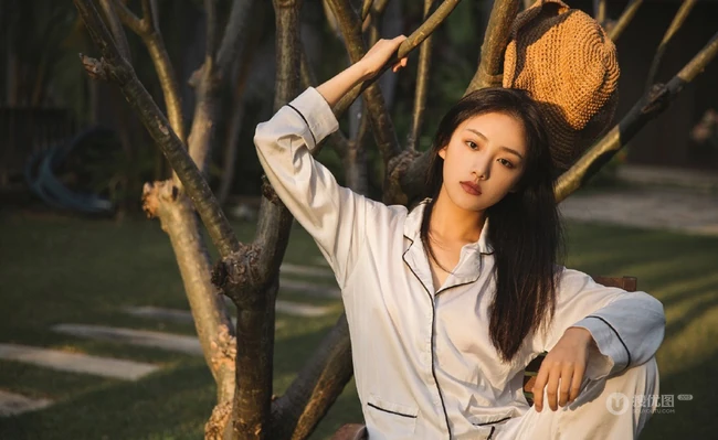阳光明媚，身着休闲睡衣的吴佳怡户外树上木椅子上慵懒写真美照