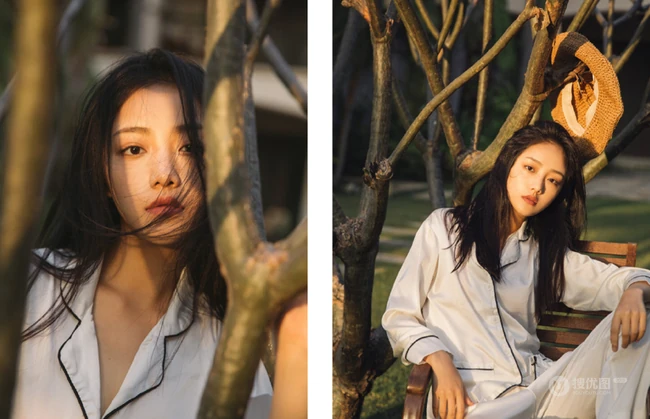 阳光明媚，身着休闲睡衣的吴佳怡户外树上木椅子上慵懒写真美照