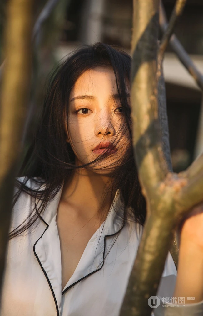 阳光明媚，身着休闲睡衣的吴佳怡户外树上木椅子上慵懒写真美照