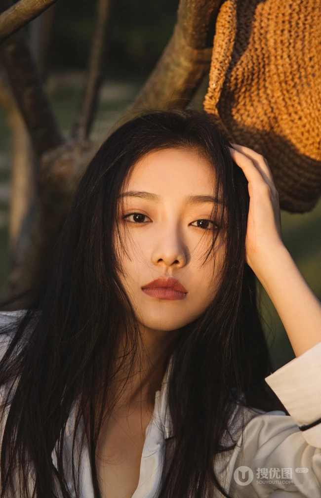 阳光明媚，身着休闲睡衣的吴佳怡户外树上木椅子上慵懒写真美照