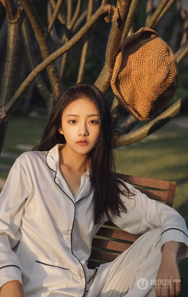 阳光明媚，身着休闲睡衣的吴佳怡户外树上木椅子上慵懒写真美照