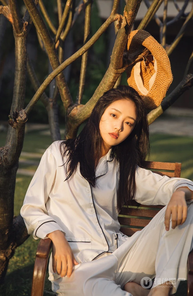 阳光明媚，身着休闲睡衣的吴佳怡户外树上木椅子上慵懒写真美照
