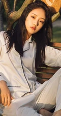 阳光明媚，身着休闲睡衣的吴佳怡户外树上木椅子上慵懒写真美照