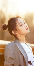 吴佳怡格子大衣，牛仔裤穿搭户外老爷车前复古写真美照