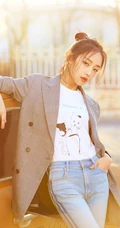 吴佳怡格子大衣，牛仔裤穿搭户外老爷车前复古写真美照