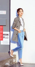 吴佳怡格子大衣，牛仔裤穿搭户外老爷车前复古写真美照