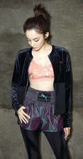 古力娜扎短马尾辫，紧身背心，运动短裤穿搭化身拳击宝贝写真照片