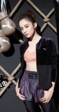 古力娜扎短马尾辫，紧身背心，运动短裤穿搭化身拳击宝贝写真照片