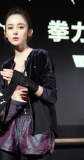 古力娜扎短马尾辫，紧身背心，运动短裤穿搭化身拳击宝贝写真照片