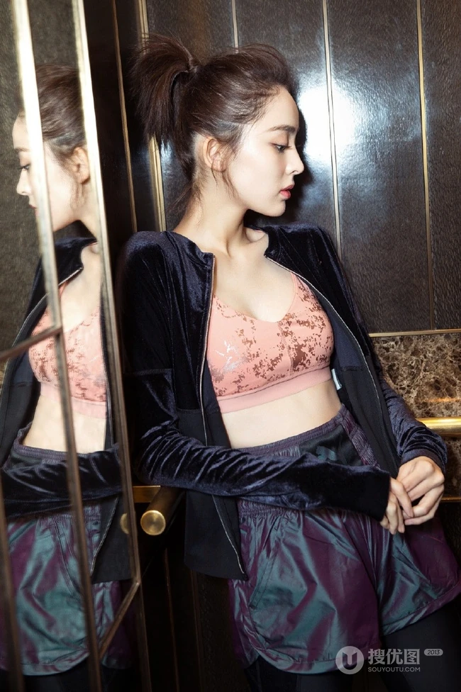 古力娜扎短马尾辫，紧身背心，运动短裤穿搭化身拳击宝贝写真照片