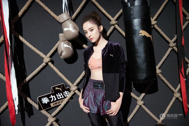 古力娜扎短马尾辫，紧身背心，运动短裤穿搭化身拳击宝贝写真照片