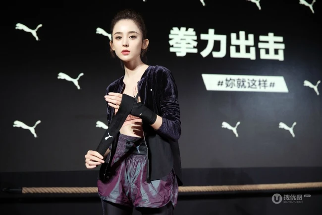 古力娜扎短马尾辫，紧身背心，运动短裤穿搭化身拳击宝贝写真照片