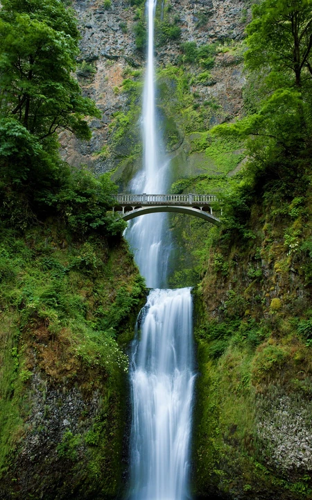 山清水秀 瀑布 悬崖之间的桥 大自然山水手机壁纸图片