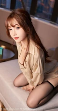 轻熟魅力无语言表，气质时尚女生芝芝Booty香槟色的衬衫与魅惑深袜写真套图