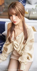 轻熟魅力无语言表，气质时尚女生芝芝Booty香槟色的衬衫与魅惑深袜写真套图