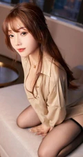 轻熟魅力无语言表，气质时尚女生芝芝Booty香槟色的衬衫与魅惑深袜写真套图