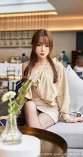轻熟魅力无语言表，气质时尚女生芝芝Booty香槟色的衬衫与魅惑深袜写真套图