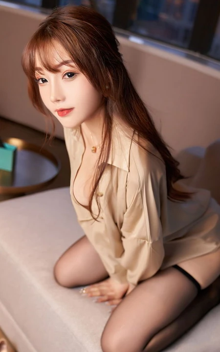 轻熟魅力无语言表，气质时尚女生芝芝Booty香槟色的衬衫与魅惑深袜写真套图