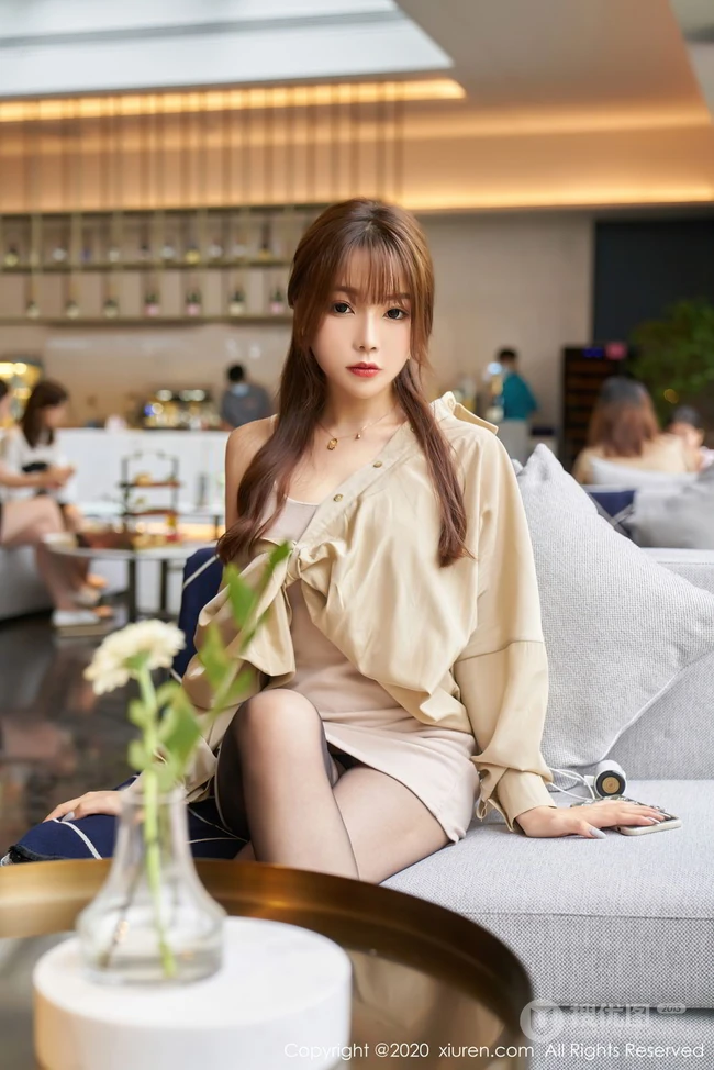 轻熟魅力无语言表，气质时尚女生芝芝Booty香槟色的衬衫与魅惑深袜写真套图