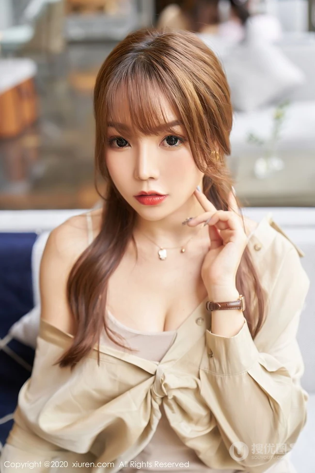轻熟魅力无语言表，气质时尚女生芝芝Booty香槟色的衬衫与魅惑深袜写真套图