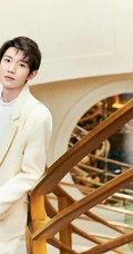 王源身着白色鞋服旋转楼梯前帅气写真图片