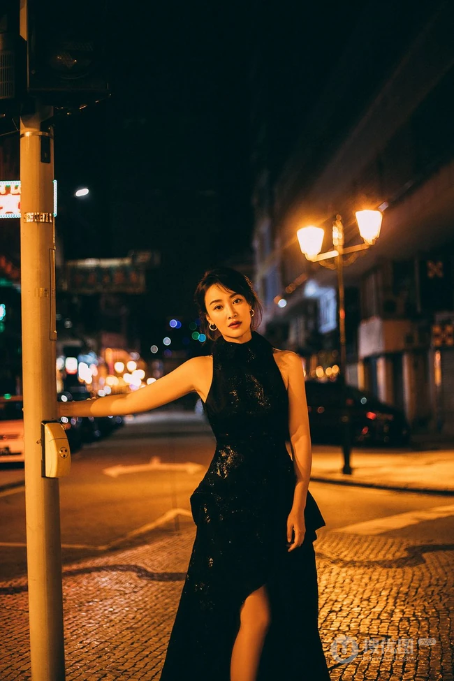 赵子琪黑色开衩长裙典雅大气气质港风街拍夜拍写真图片