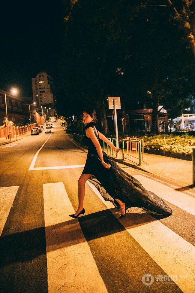 赵子琪黑色开衩长裙典雅大气气质港风街拍夜拍写真图片
