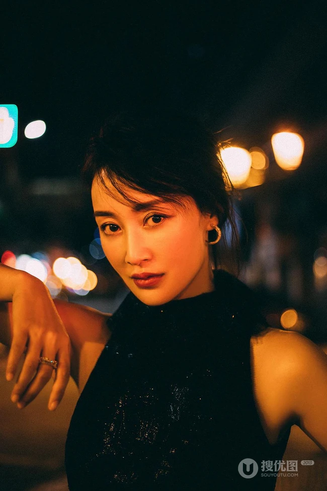 赵子琪黑色开衩长裙典雅大气气质港风街拍夜拍写真图片