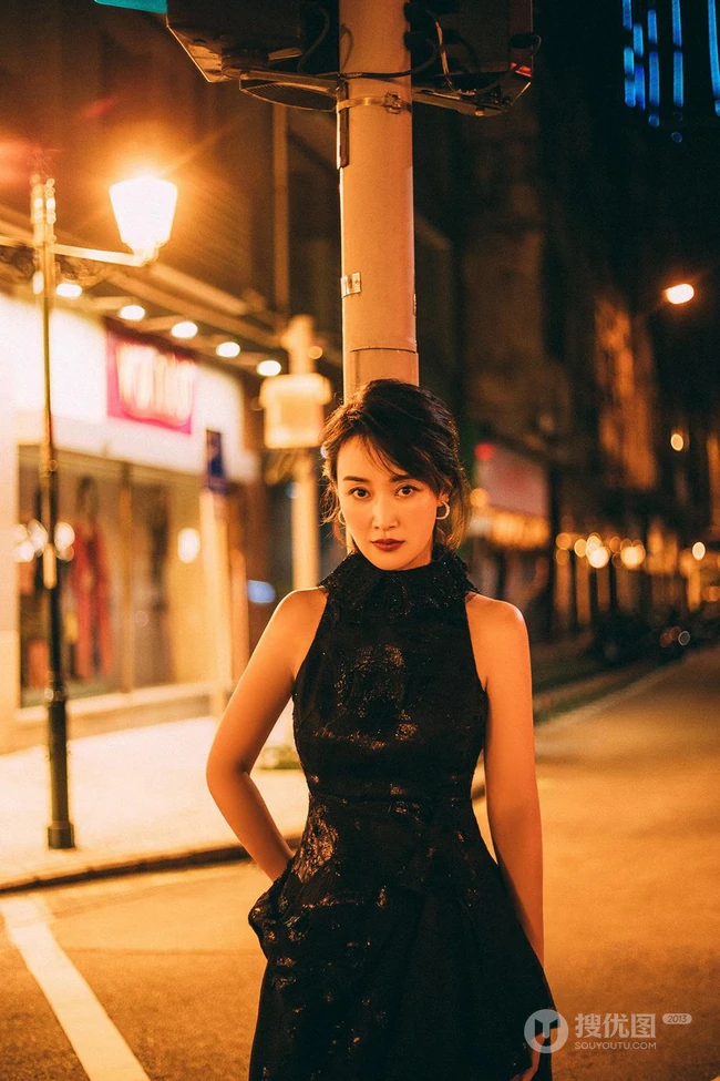 赵子琪黑色开衩长裙典雅大气气质港风街拍夜拍写真图片