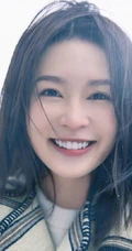 李沁手中捧雪，白色毛衣搭配牛仔裤，唯美户外美拍写真照片