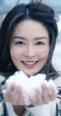 李沁手中捧雪，白色毛衣搭配牛仔裤，唯美户外美拍写真照片