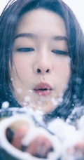 李沁手中捧雪，白色毛衣搭配牛仔裤，唯美户外美拍写真照片