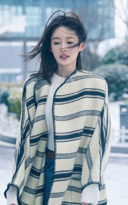 李沁手中捧雪，白色毛衣搭配牛仔裤，唯美户外美拍写真照片