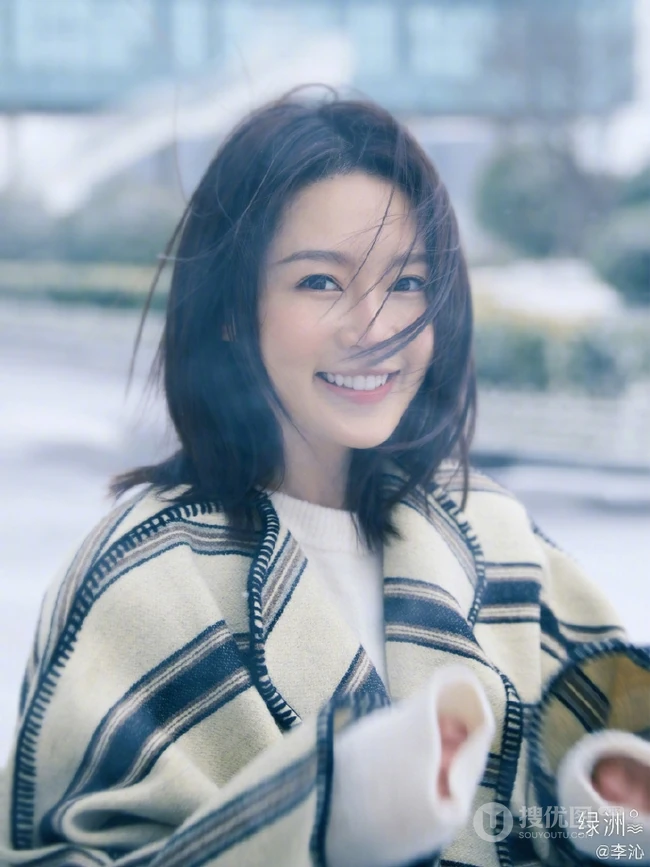 李沁手中捧雪，白色毛衣搭配牛仔裤，唯美户外美拍写真照片