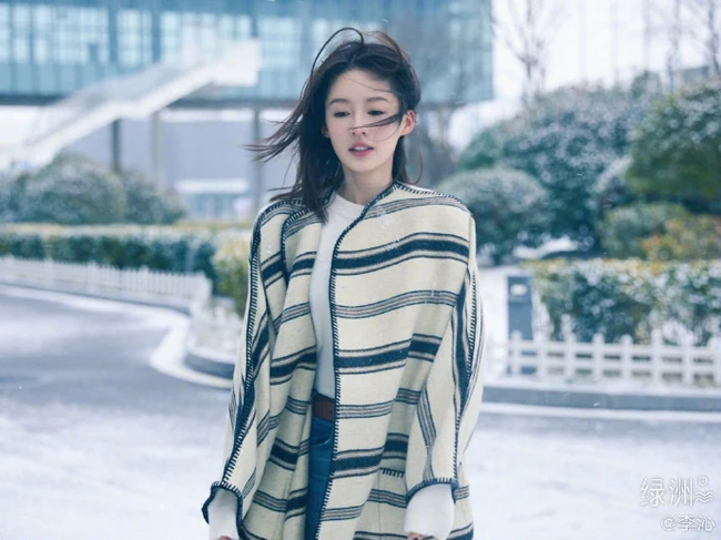 李沁手中捧雪，白色毛衣搭配牛仔裤，唯美户外美拍写真照片