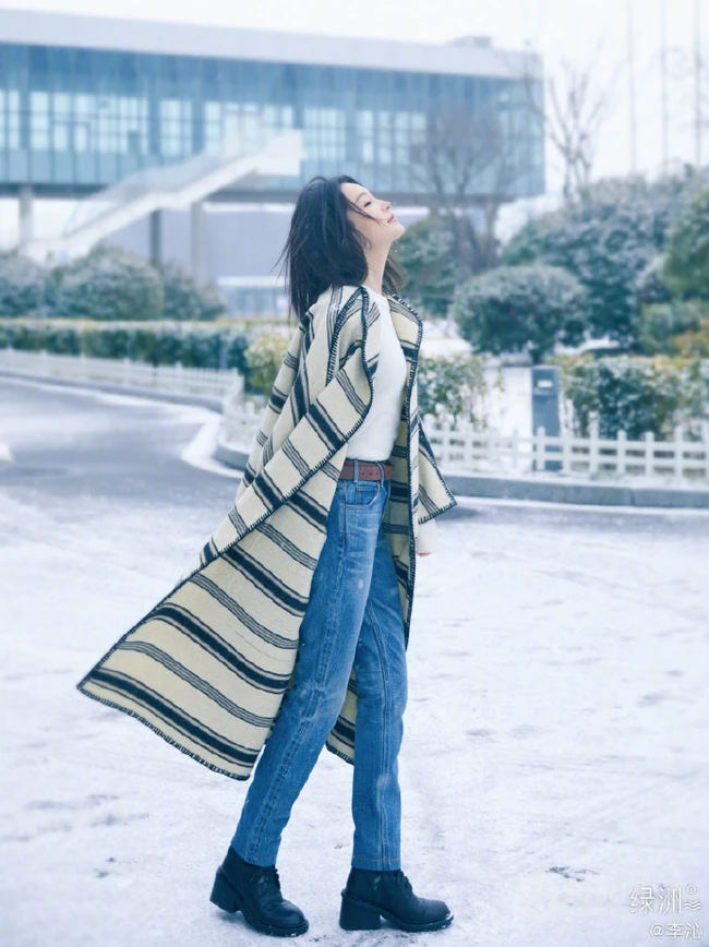 李沁手中捧雪，白色毛衣搭配牛仔裤，唯美户外美拍写真照片
