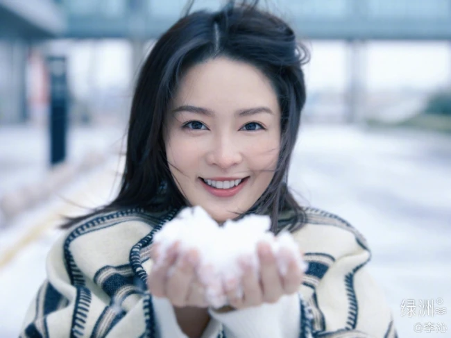 李沁手中捧雪，白色毛衣搭配牛仔裤，唯美户外美拍写真照片