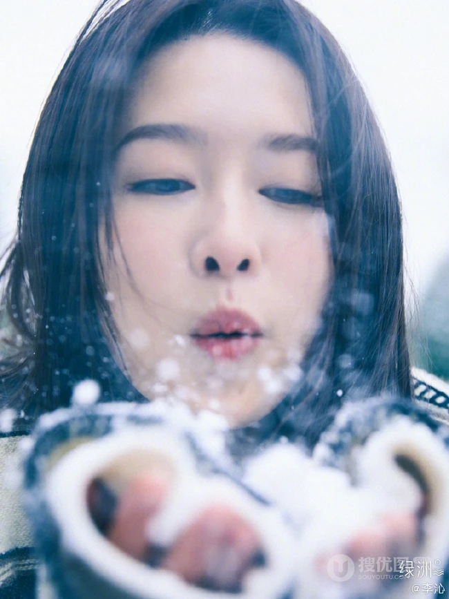 李沁手中捧雪，白色毛衣搭配牛仔裤，唯美户外美拍写真照片