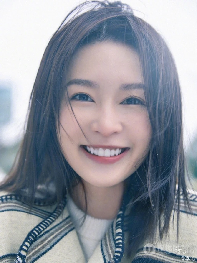 李沁手中捧雪，白色毛衣搭配牛仔裤，唯美户外美拍写真照片