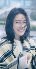 李沁手中捧雪，白色毛衣搭配牛仔裤，唯美户外美拍写真照片